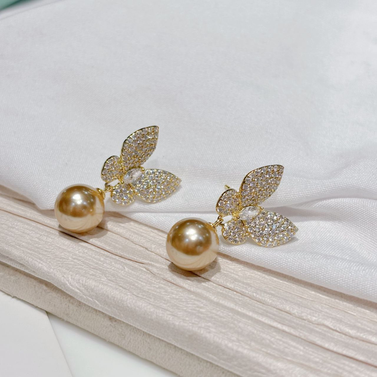 Boucles d'oreilles Van Cleef & Arpels papillon perle